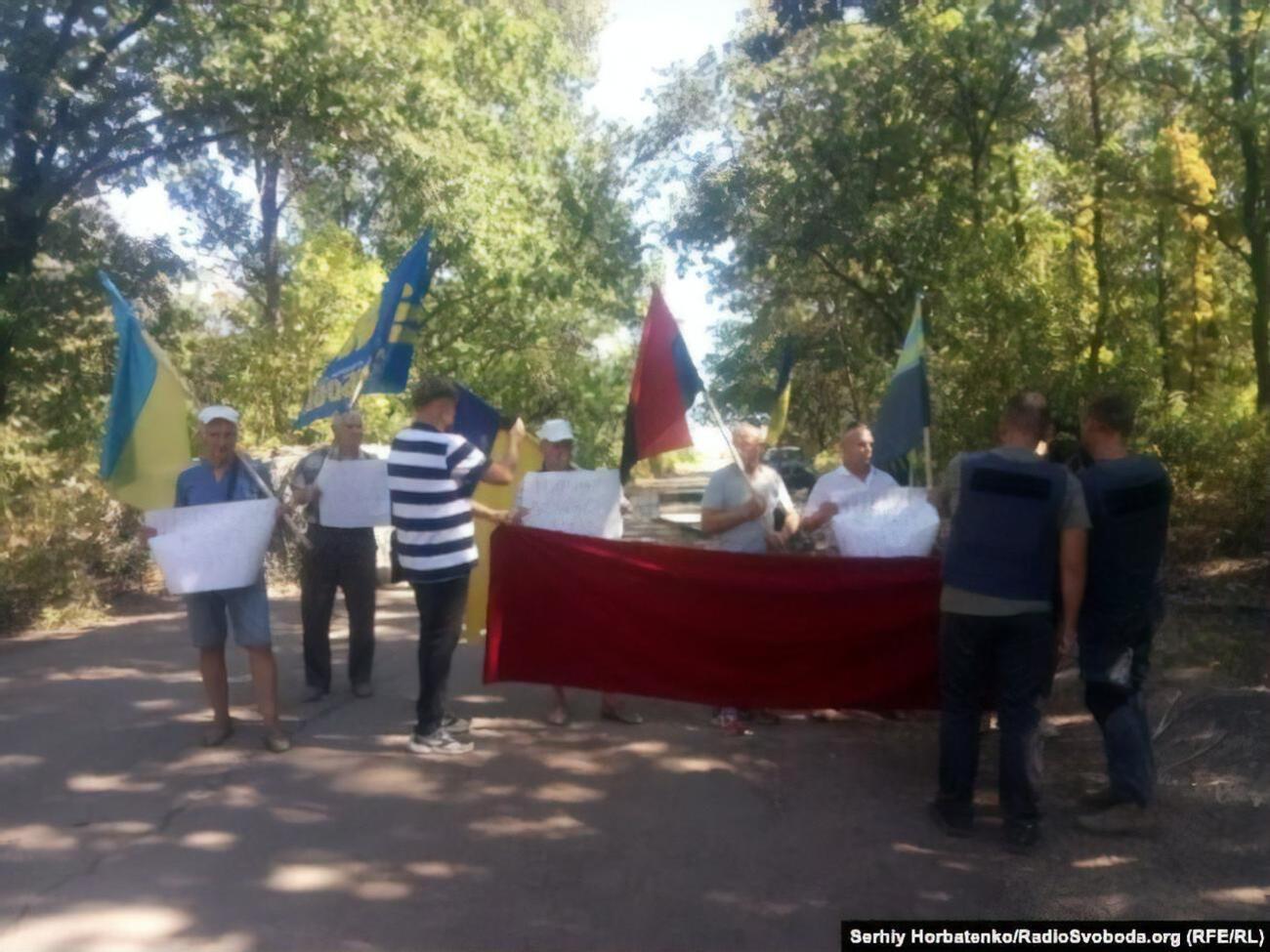 Мітингувальники тримають плакати з гаслами "Мир на Донбасі &ndash; це не зрада національних інтересів", "Донбас проти чужих господарів"