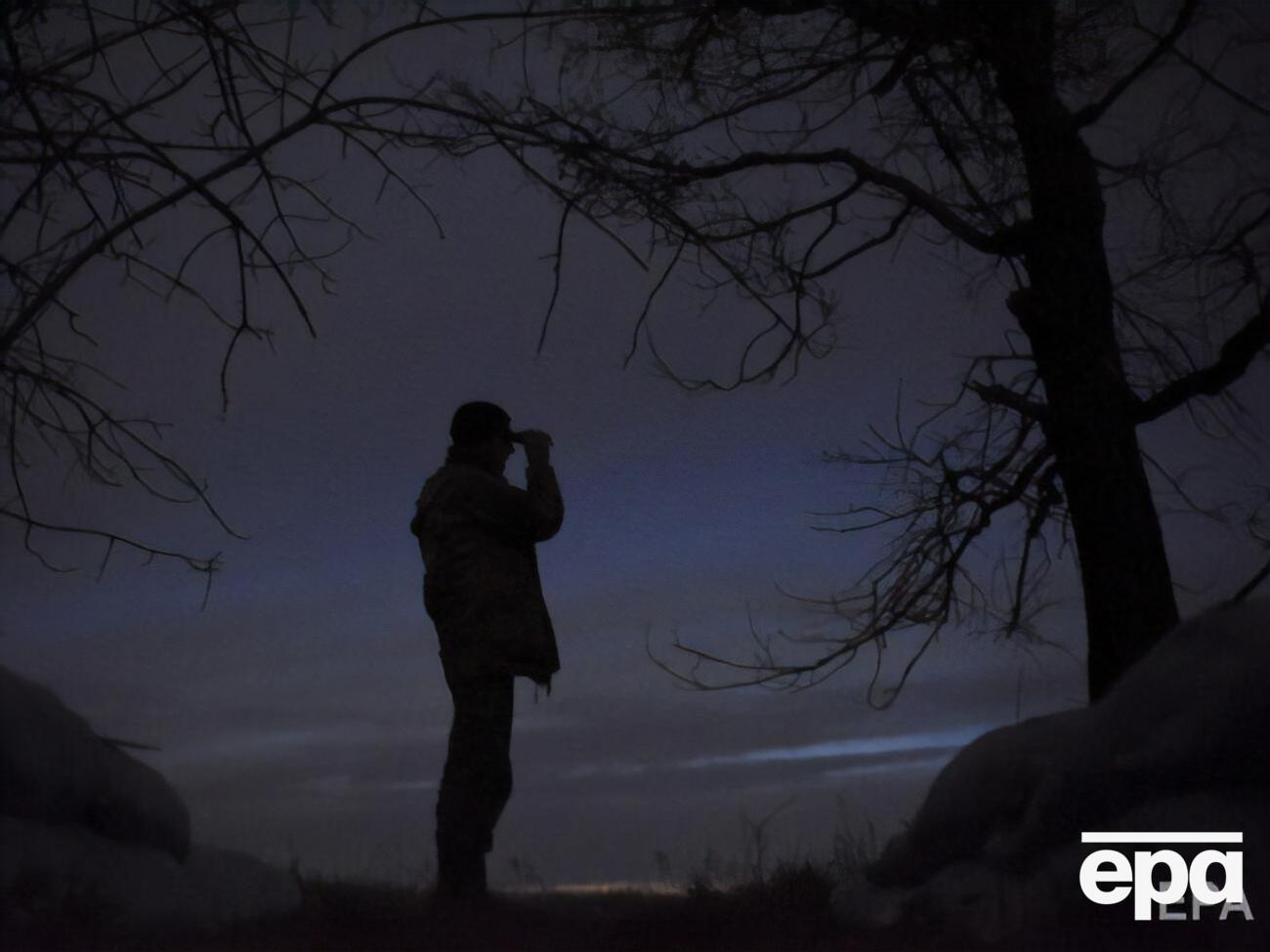 Украинские военные следят за ситуацией на Донбассе