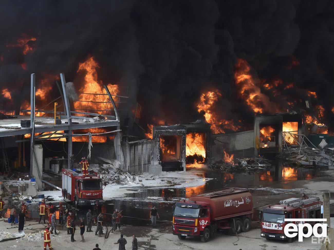 В Бейруте рядом с местом взрыва вспыхнул пожар. Фоторепортаж