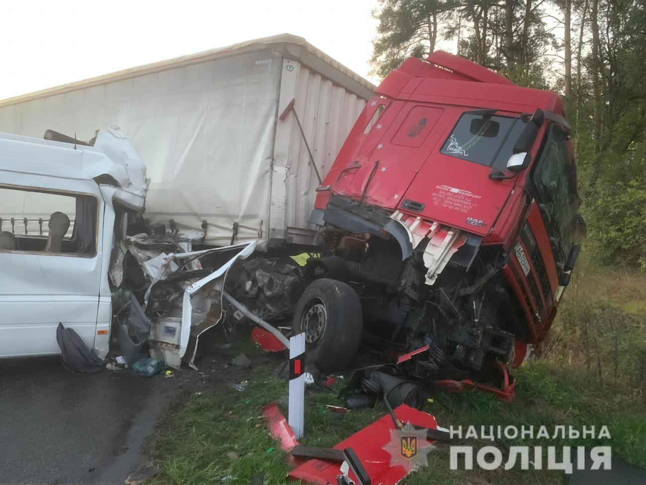 Грузовик DAF FT95 врезался в три автомобиля