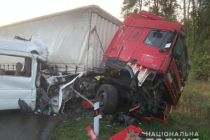 Грузовик DAF FT95 врезался в три автомобиля