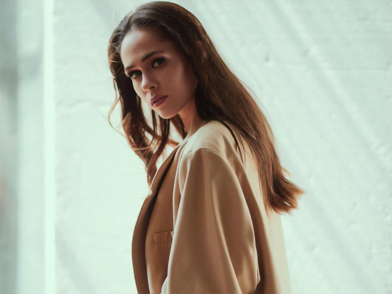 Санина позировала в нюдовой одежде