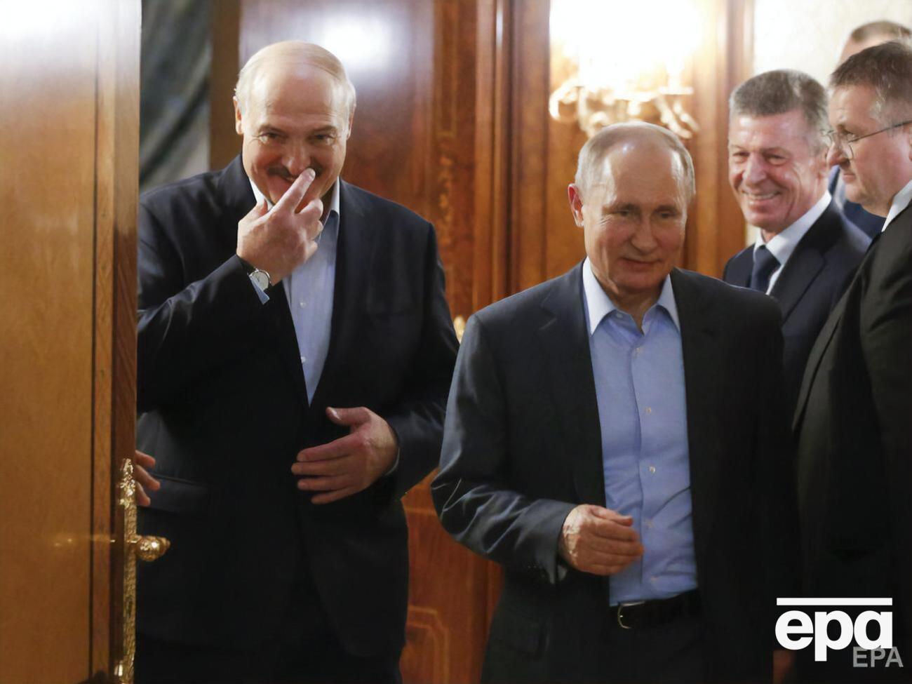 Лукашенко (слева) анонсировал свой визит в РФ, чтобы "расставить точки над "і"