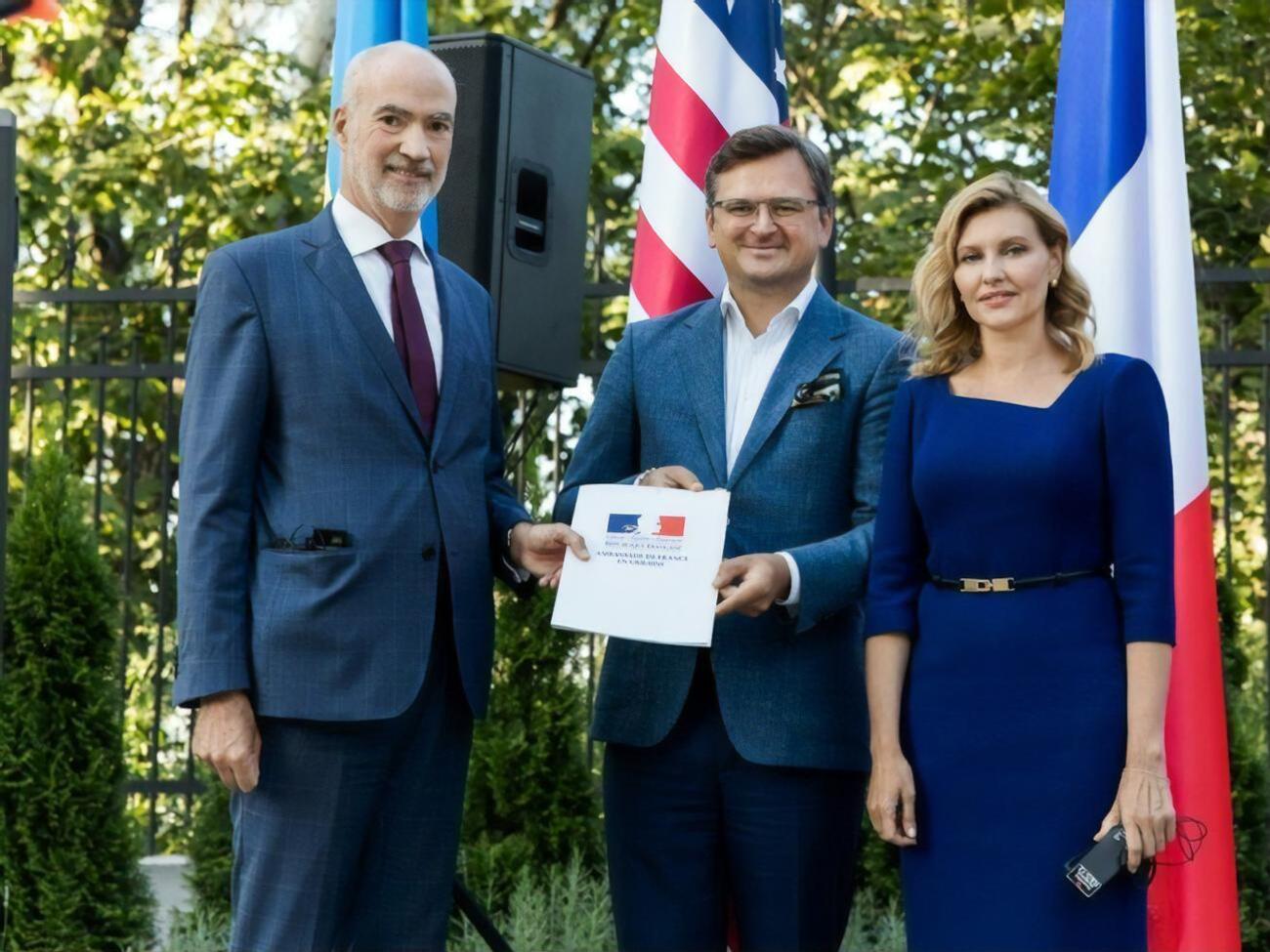 Офіційний лист-відповідь міністра Європи й закордонних справ Французької Республіки вручив Зеленській посол Франції в Україні Етьєн де Понсен (зліва)