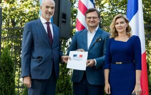 Офіційний лист-відповідь міністра Європи й закордонних справ Французької Республіки вручив Зеленській посол Франції в Україні Етьєн де Понсен (зліва)