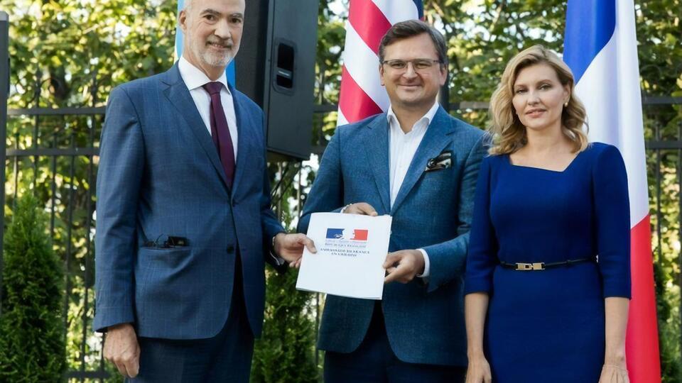 Офіційний лист-відповідь міністра Європи й закордонних справ Французької Республіки вручив Зеленській посол Франції в Україні Етьєн де Понсен (зліва)