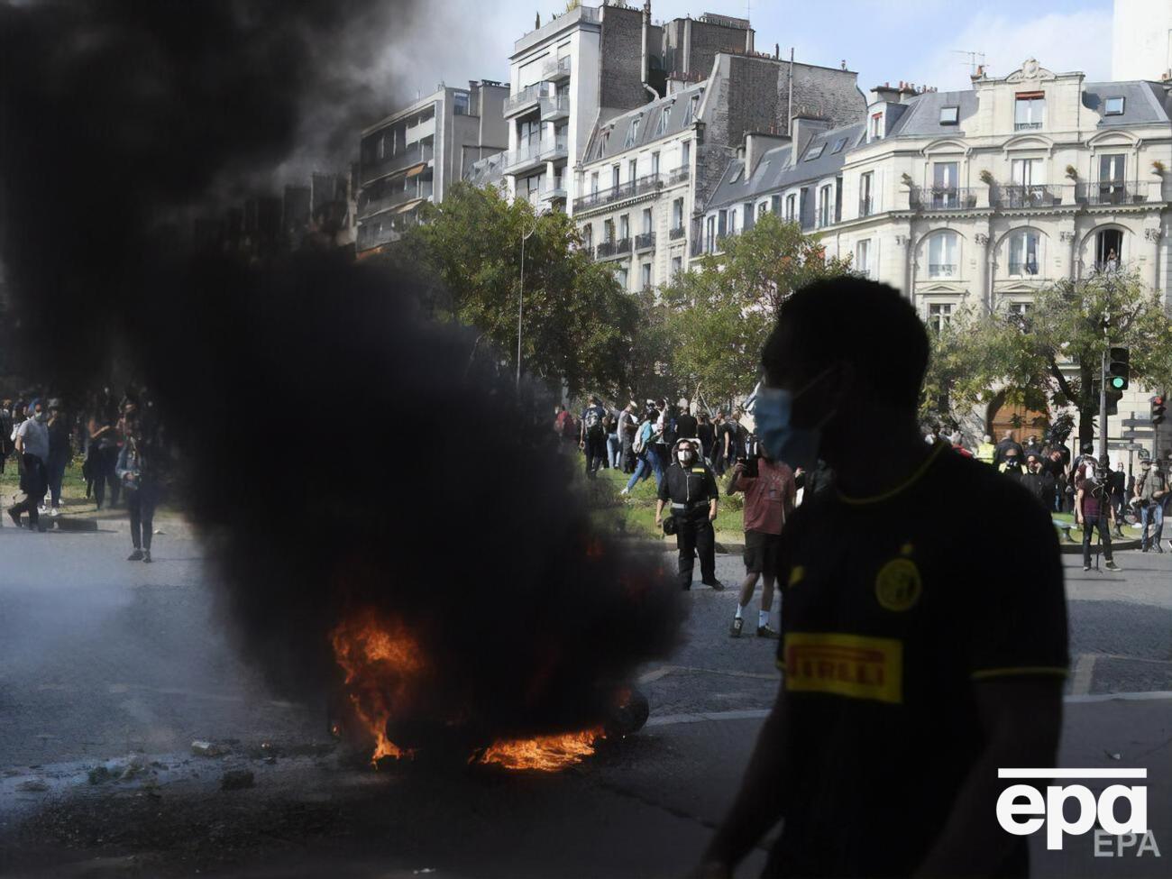 Участники шествия поджигали мусорные баки