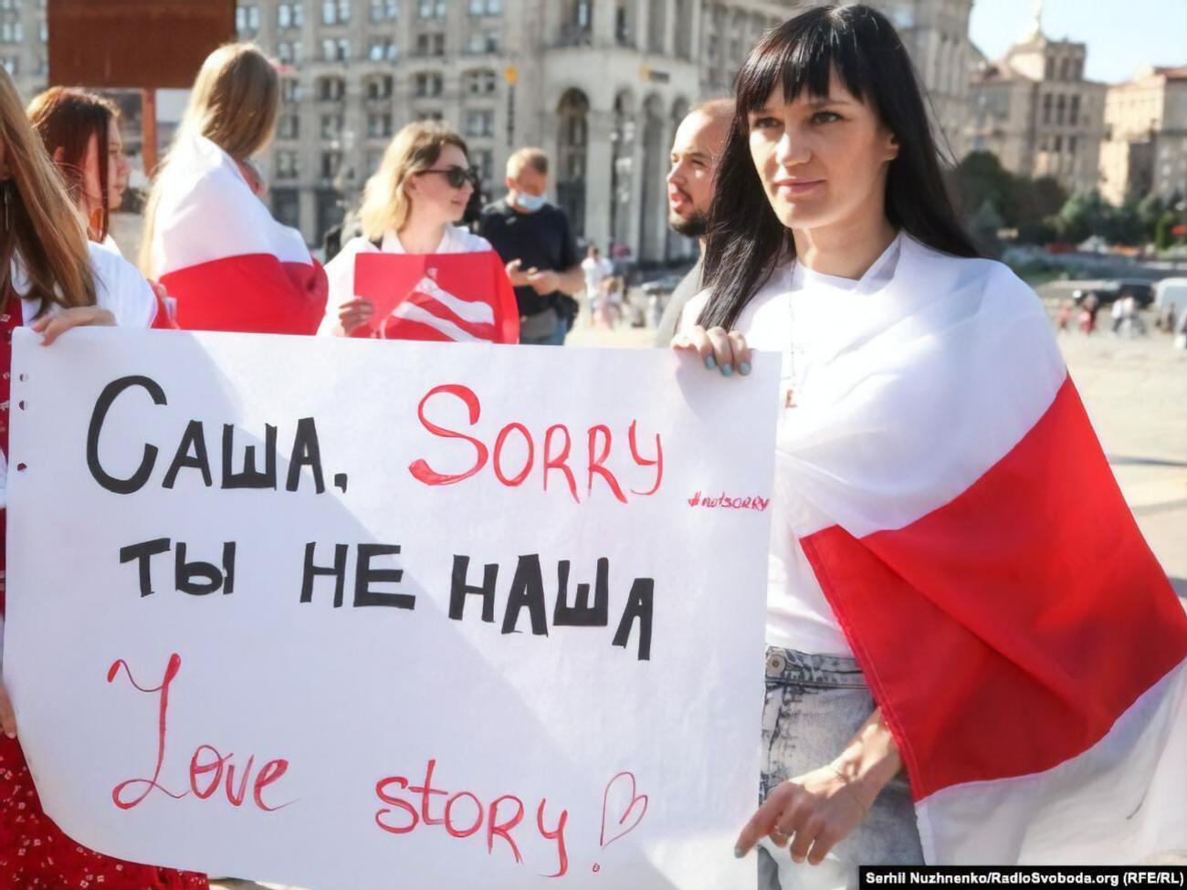 Марш на підтримку білоруських жінок почався біля стели на Майдані Незалежності
