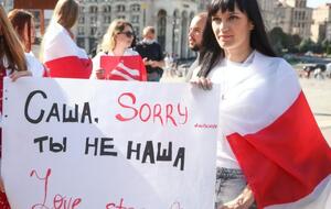 Марш в поддержку белорусских женщин начался возле стелы на Майдане Незалежности