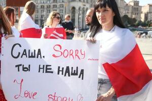 Марш в поддержку белорусских женщин начался возле стелы на Майдане Незалежности