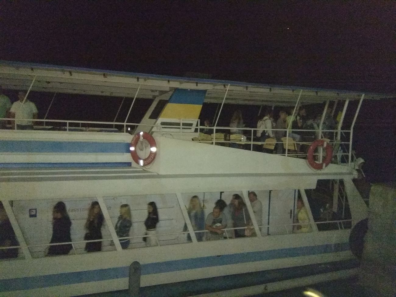 На берег спасатели сразу доставили семерых пассажиров