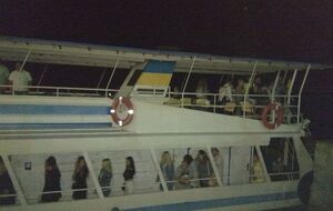 На берег спасатели сразу доставили семерых пассажиров