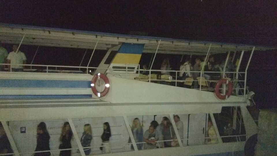 На берег рятувальники відразу доправили сімох пасажирів