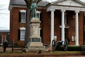 Статую снесли 12 сентября