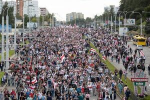 Десятки тысяч человек участвуют в протестной акции в Минске