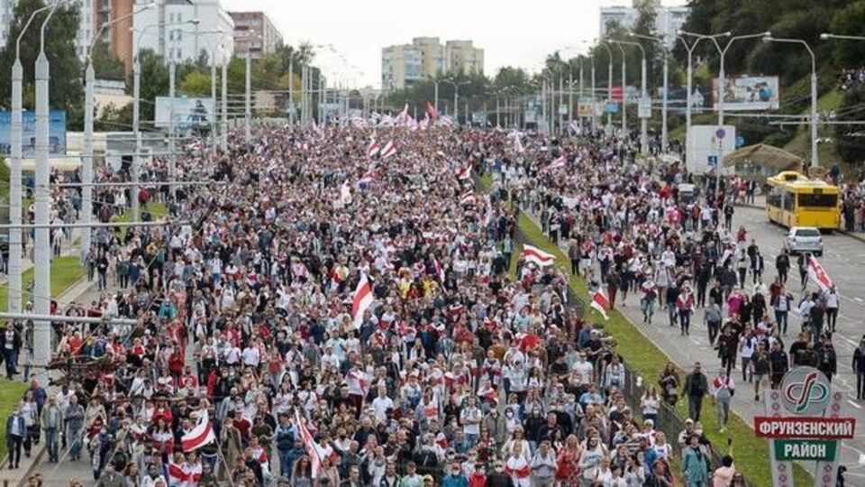 Десятки тысяч человек участвуют в протестной акции в Минске