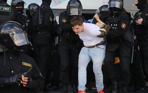 Силовики жестко задерживают протестующих в Беларуси