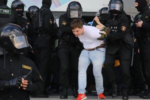 Силовики жестко задерживают протестующих в Беларуси