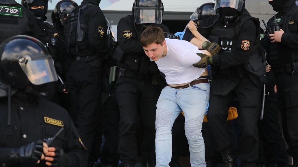 Силовики жестко задерживают протестующих в Беларуси
