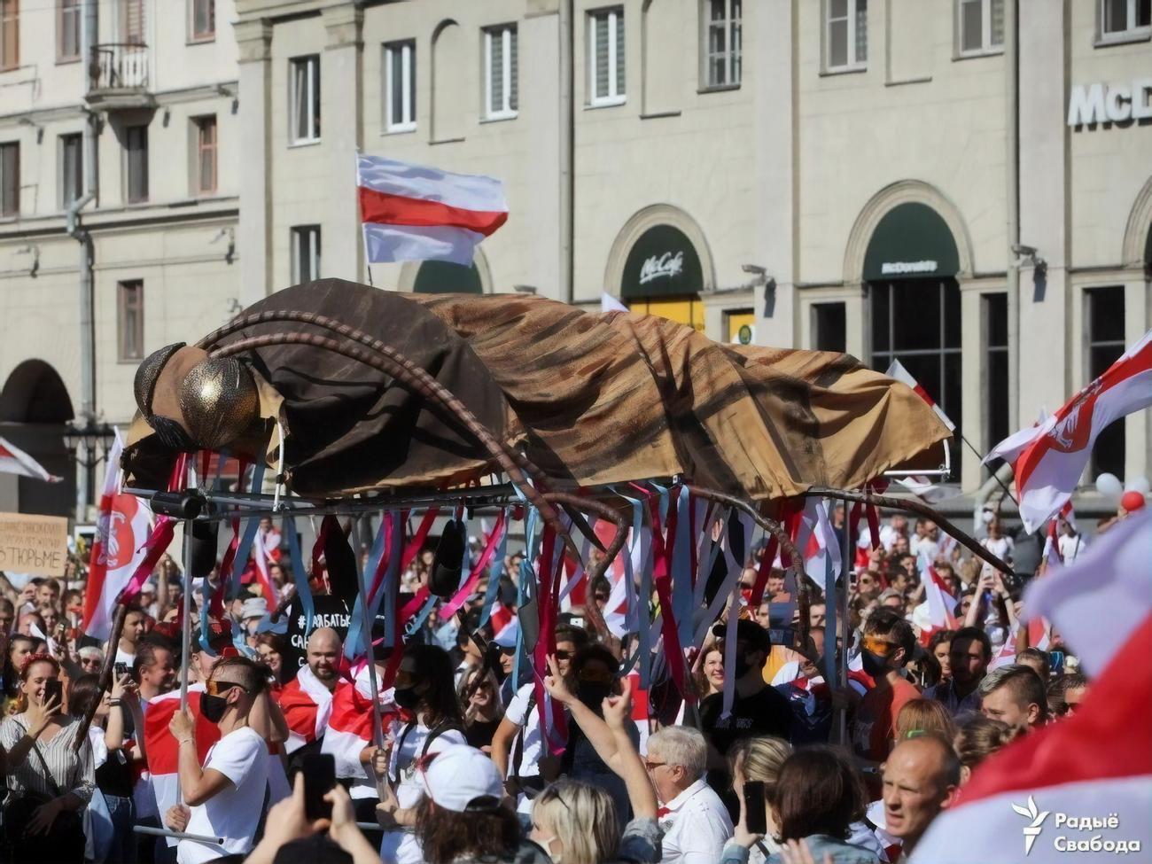На акциях протеста в Беларуси Лукашенко часто изображают тараканом