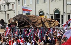 На акциях протеста в Беларуси Лукашенко часто изображают тараканом