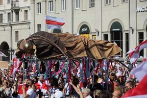 На акциях протеста в Беларуси Лукашенко часто изображают тараканом