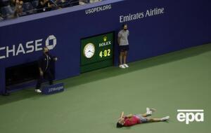 Тім (лежить у червоній майці) в чотиригодинному фіналі обіграв Звєрєва