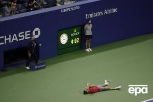 Тім (лежить у червоній майці) в чотиригодинному фіналі обіграв Звєрєва