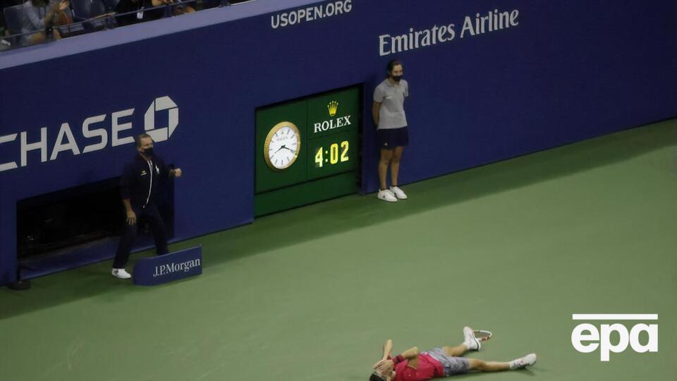 Тім (лежить у червоній майці) в чотиригодинному фіналі обіграв Звєрєва