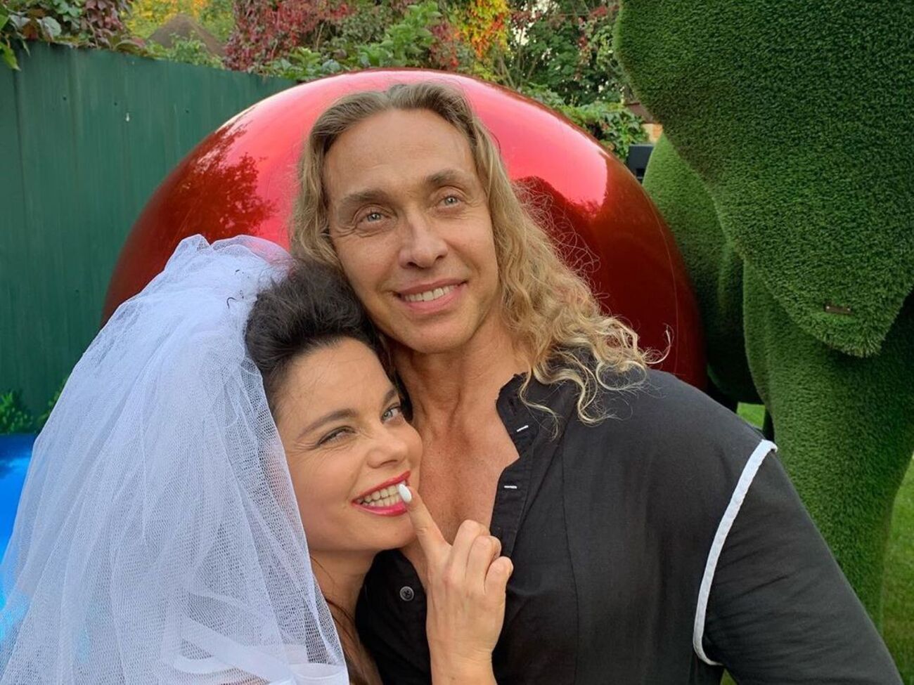 Королева и Тарзан живут в браке 17 лет