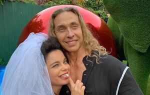 Королева и Тарзан живут в браке 17 лет