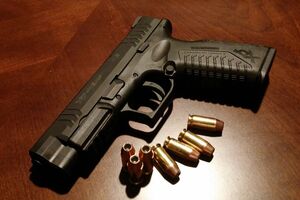 В Украине закон запрещает выделение наградного оружия всем, кроме действующих сотрудников полиции и военных