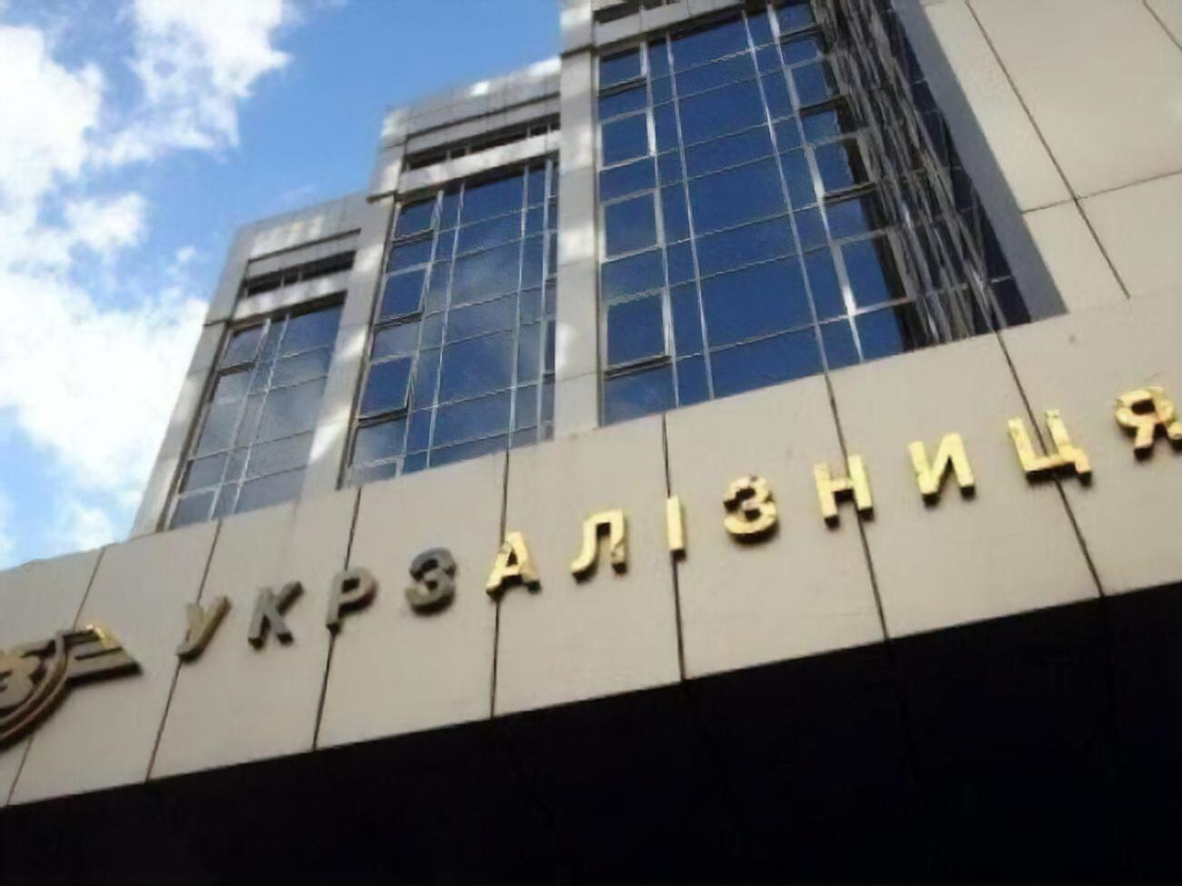 Добиться высокого качества услуг по ж/д перевозкам, экономически обоснованных и прозрачных цен можно, только разделив вагонные и локомотивные компании, пишет агентство