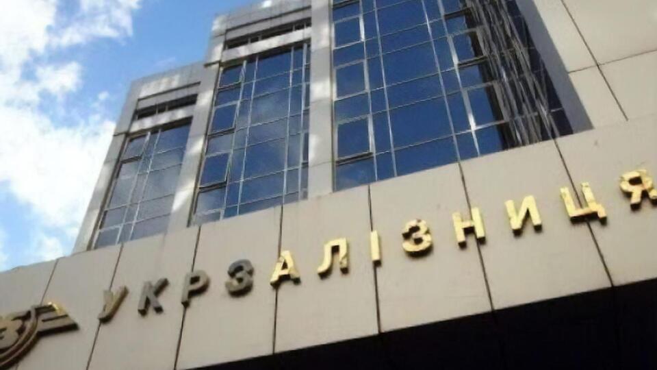 Добиться высокого качества услуг по ж/д перевозкам, экономически обоснованных и прозрачных цен можно, только разделив вагонные и локомотивные компании, пишет агентство