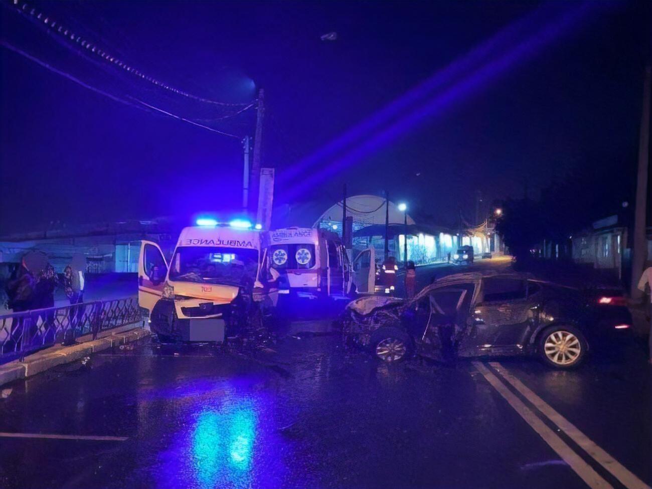 Автомобіль медиків їхав на виклик з увімкненими світловими спецсигналами