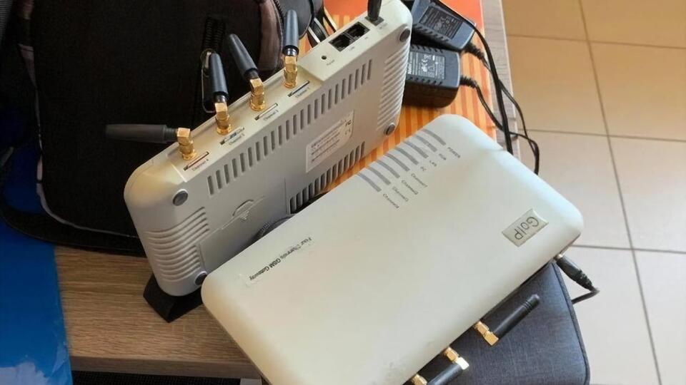 Під час обшуків у приміщенні фірми правоохоронці виявили спецтехніку й електронні носії інформації