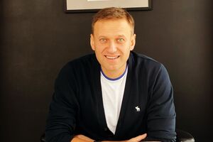 По данным СМИ, Навальный осознает все, что с ним произошло