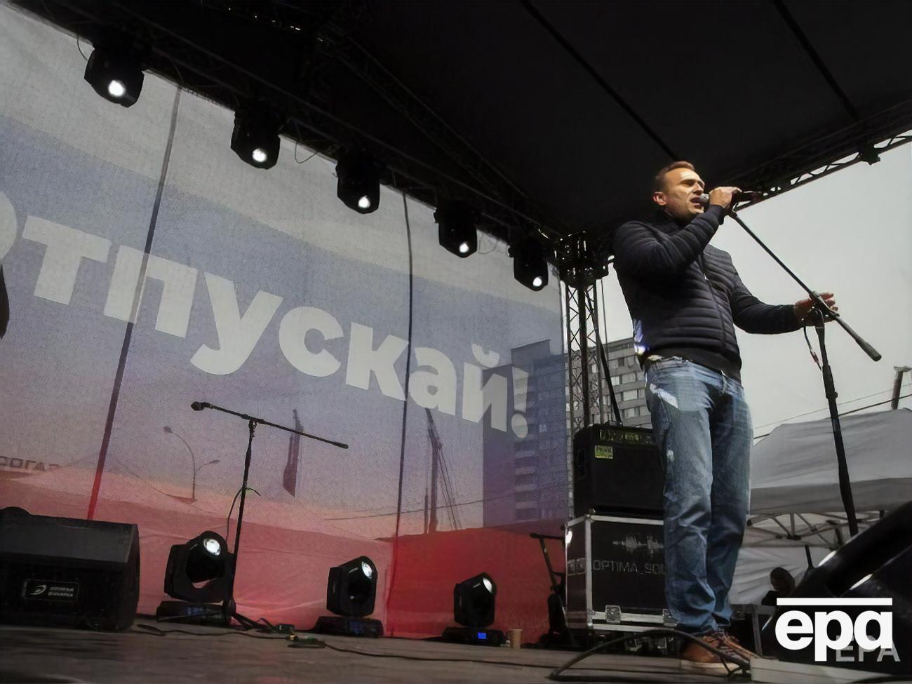 Навальний повністю отямився