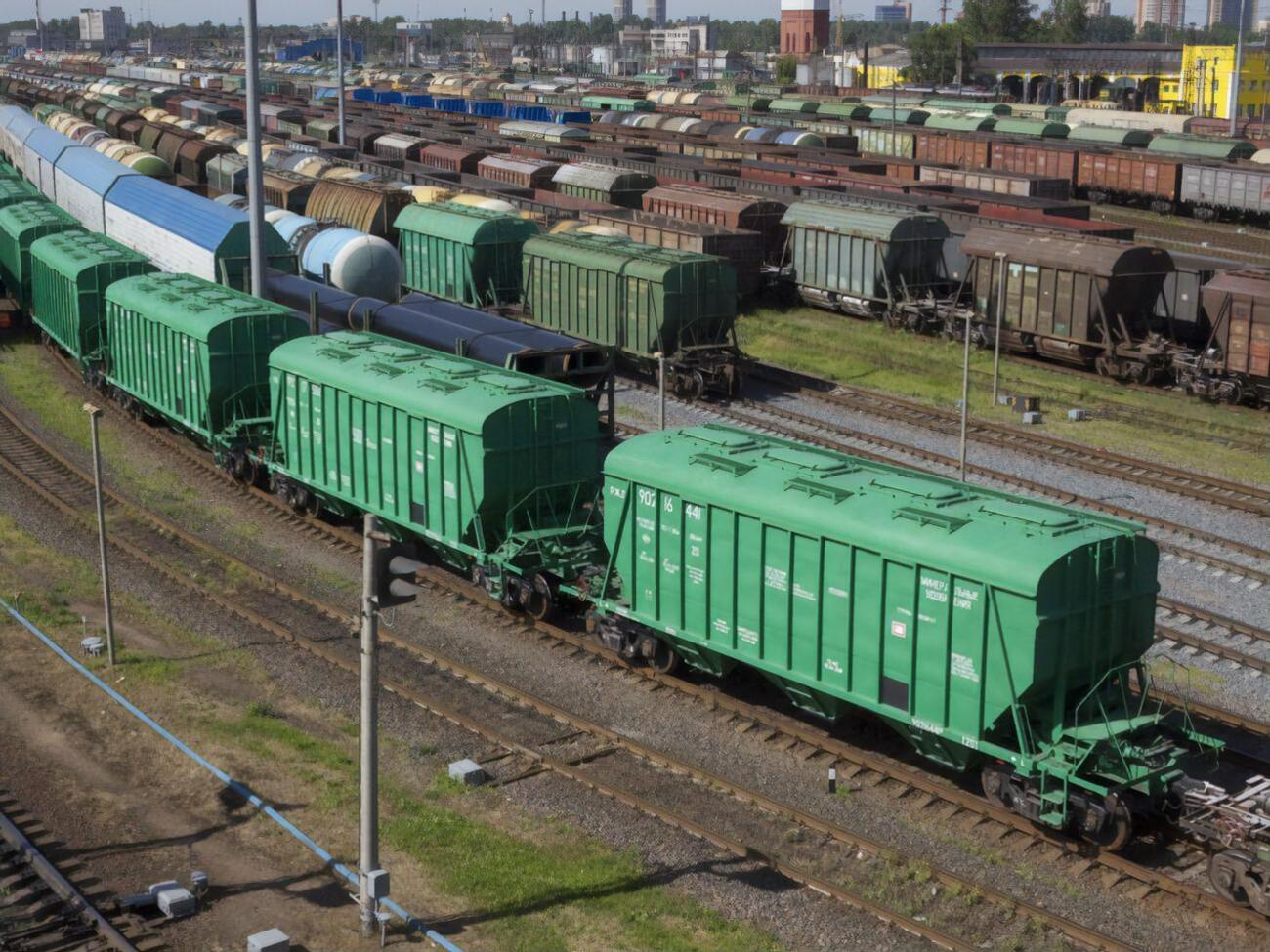 Перевозка разных категорий грузов требует совершенно разной нагрузки на инфраструктуру "Укрзалізниці", отмечает агентство