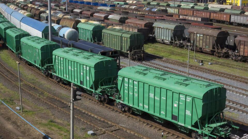 Перевозка разных категорий грузов требует совершенно разной нагрузки на инфраструктуру "Укрзалізниці", отмечает агентство