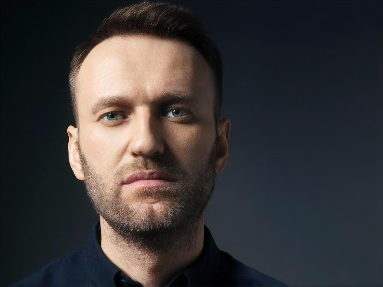 Навальный чувствует себя лучше и уже поднимается на ноги