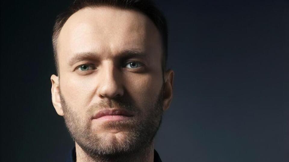 Навальний почувається краще й уже піднімається на ноги
