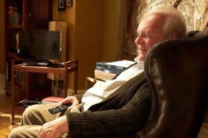 Ентоні Гопкінс виконав роль літнього чоловіка, який втрачає зв'язок із реальністю