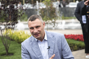 Кличко: До цього площа була захаращена МАФами. Ми їх прибрали. Відновили фонтан, який був закритий "архітектурними спорудами"