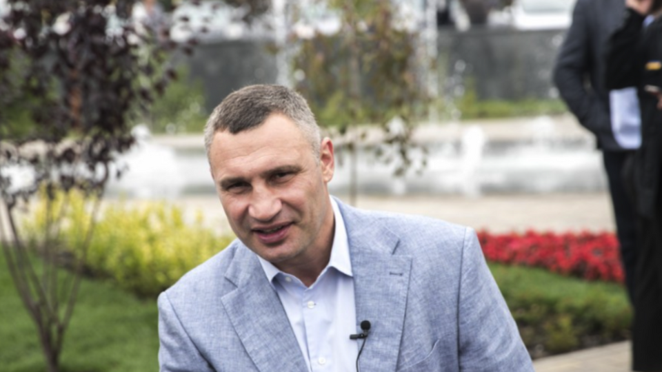 Кличко: До цього площа була захаращена МАФами. Ми їх прибрали. Відновили фонтан, який був закритий "архітектурними спорудами"