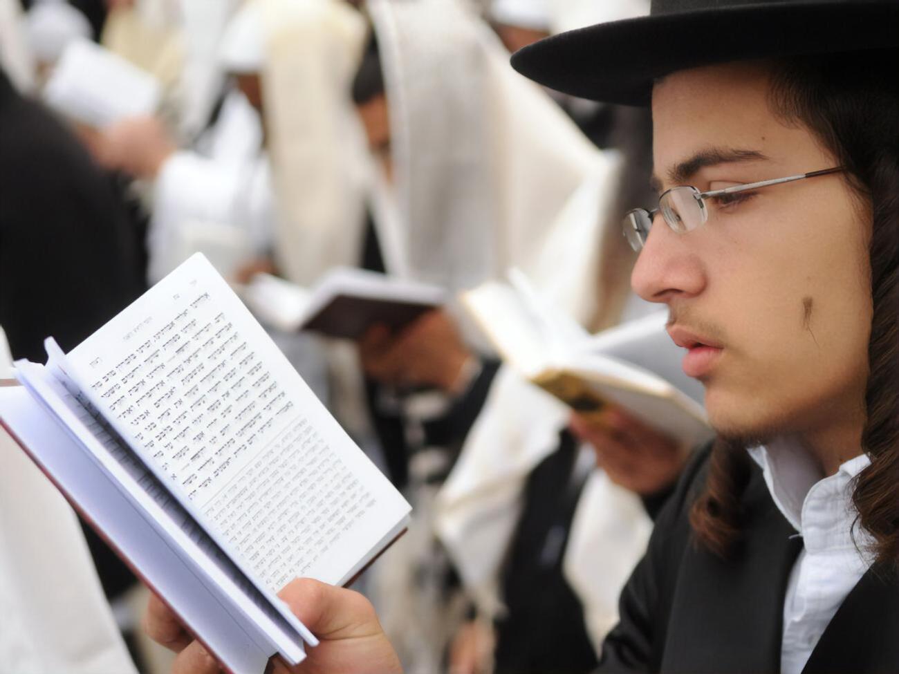 На границе Украины и Беларуси, через которую сотни хасидов пытаются попасть в Умань, с 14 сентября временно ограничили движение транспорта и граждан