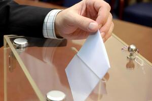 В Крыму и Севастополе с 11-го по 13 сентября Россия устроила местные "выборы"