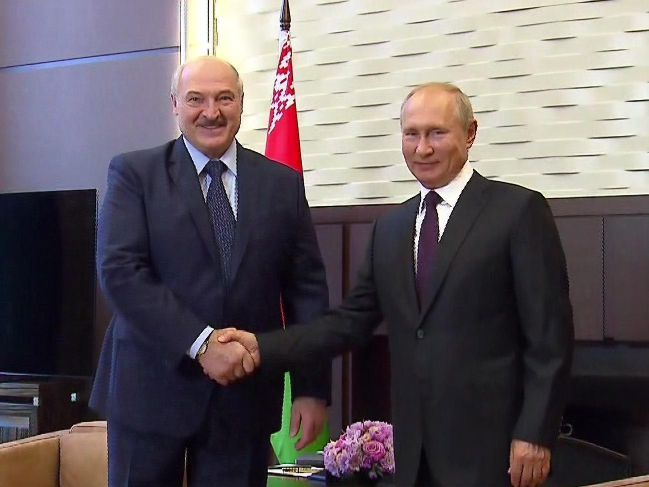 Це була перша зустріч Путіна і Лукашенка після президентських виборів 9 серпня і початку масових протестів у Білорусі. Заради неї білоруський лідер прибув до Сочі в резиденцію "Бочарів Струмок"