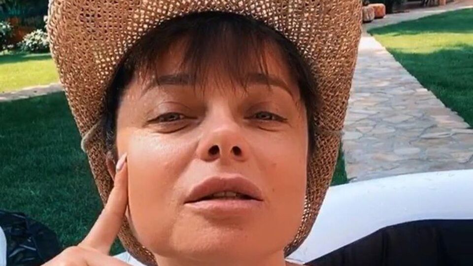Королева уверена, что просто так супруги не изменяют