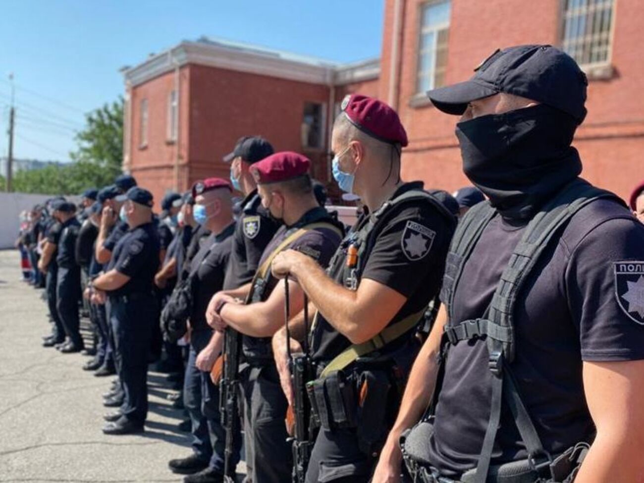 В состав сводного отряда, в частности, вошли сотрудники патрульной полиции, кинологи и взрывотехники